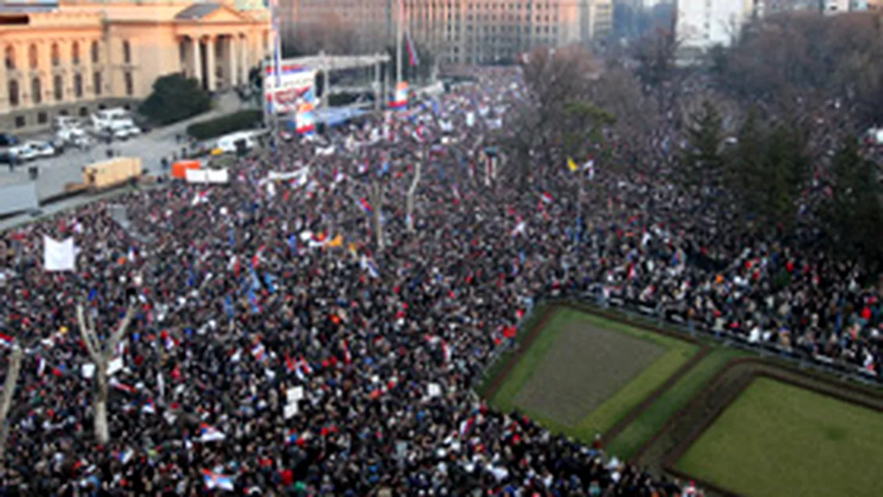 Mii de participanţi şi steaguri româneşti la protestul de la Belgrad