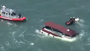 O ambarcațiune cu 19 persoane s-a scufundat lângă celebra închisoare Alcatraz. Un mort și doi dispăruți după tragedia din Golful San Francisco