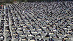 Studenţii chinezi, avertizaţi să nu se lase păcăliţi de „femei frumoase şi bărbaţi chipeşi”