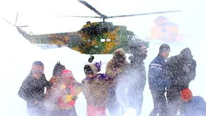 REPORTAJ: În Vrancea, 1.200 de suflete încearcă să supravieţuiască aşteptând deblocarea drumului - FOTO