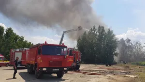 Incendiu puternic la un depozit din Sectorul 1. Degajări mari de fum pe o suprafaţă de 1000 de metri pătraţi