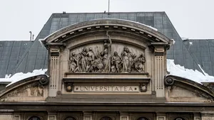 „Universitatea nu este o firmă” / Cadre didactice din Universitatea din București protestează împotriva deciziei rectoratului de a elimina programe educaționale vitale / Profesorii sunt în grevă japoneză de azi
