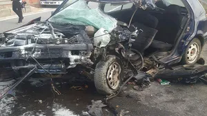 Cel puţin doi morţi în urma impactului dintre un autoturism şi un microbuz, pe DN 6