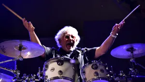„Visul Toboșarului”, concert aniversar de excepție la Sala Palatului. Ovidiu Lipan Țăndărică, sărbătorit pe scenă și în aplauzele publicului