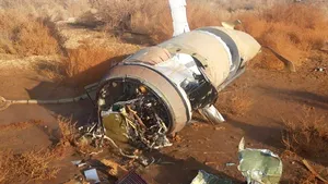 Una dintre rachetele lansate de Iran, găsită neexplodată pe un câmp, la 40 de kilometri distanţă de baza Al-Assad. FOTO