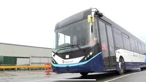 Primul autobuz cu conducere autonomă din Marea Britanie debutează în Scoţia