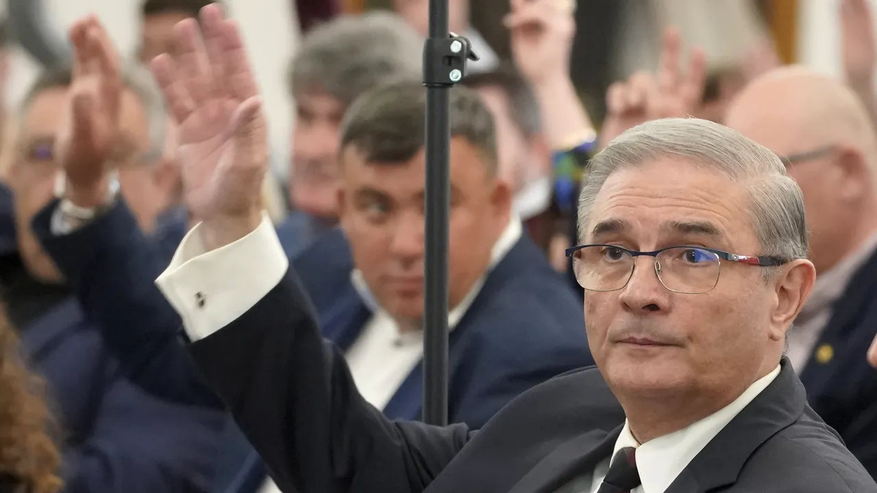 Silviu Predoiu: Să fim atenţi ce alegem. Vine un timp în care România trebuie să înveţe să stea pe picioarele ei / Ceilalţi candidaţi pot fi controlaţi într-un fel sau altul