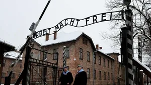 Liderul unei asociaţii evreieşti, reţinut când încerca să iasă din Muzeul Auschwitz, unde era blocat - FOTO