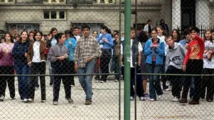 Stroe: Jandarmii şi poliţiştii vor supraveghea permanent şcolile şi grădiniţele. Vreau să ştiu că elevii se întorc sănătoşi acasă