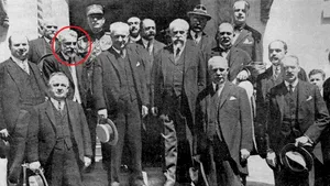 Un bust ce-l reprezintă pe Vintilă Brătianu, iniţiatorul celebrei doctrine ''prin noi înşine,'' descoperit după zeci de ani în curtea unei şcoli