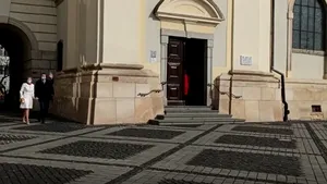 VIDEO Preşedintele Klaus Iohannis, la slujba de Paşte de la Biserica „Sfânta Treime” din Sibiu