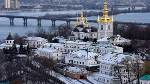 Călugării de la o mănăstire istorică din Kiev sfidează ordinul de evacuare