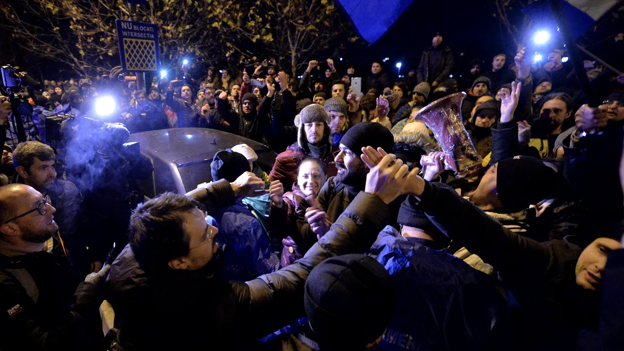Un deputat UDMR compară protestatarii din faţa Parlamentului cu minerii: Eu am ieşit pe jos. Când am trecut pe lângă un vicelider al grupului USR şi am auzit ce se întâmplă în stradă.../ Reacţia USR