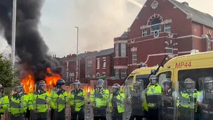Revolte într-un oraş din Anglia: Treizeci şi nouă de poliţişti au fost răniţi