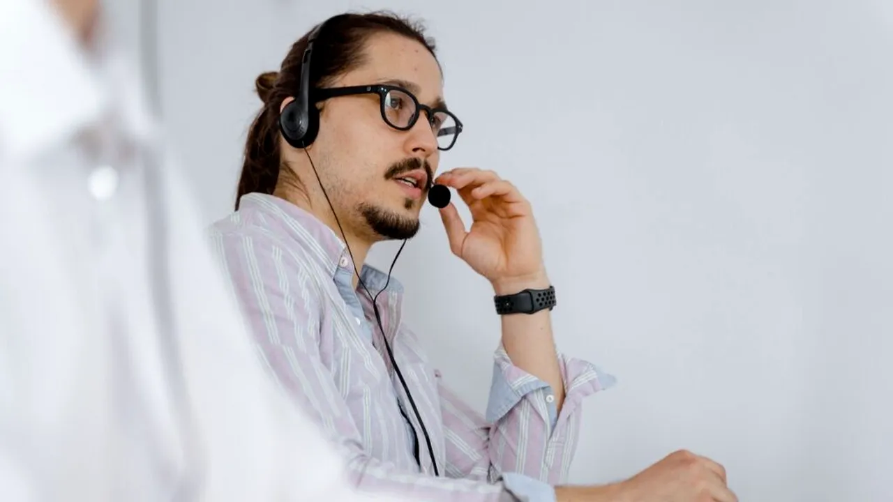 Gata cu „vă rugăm să așteptați”! Schimbarea din Spania care te scapă de minutele pierdute la telefon cu serviciul clienți