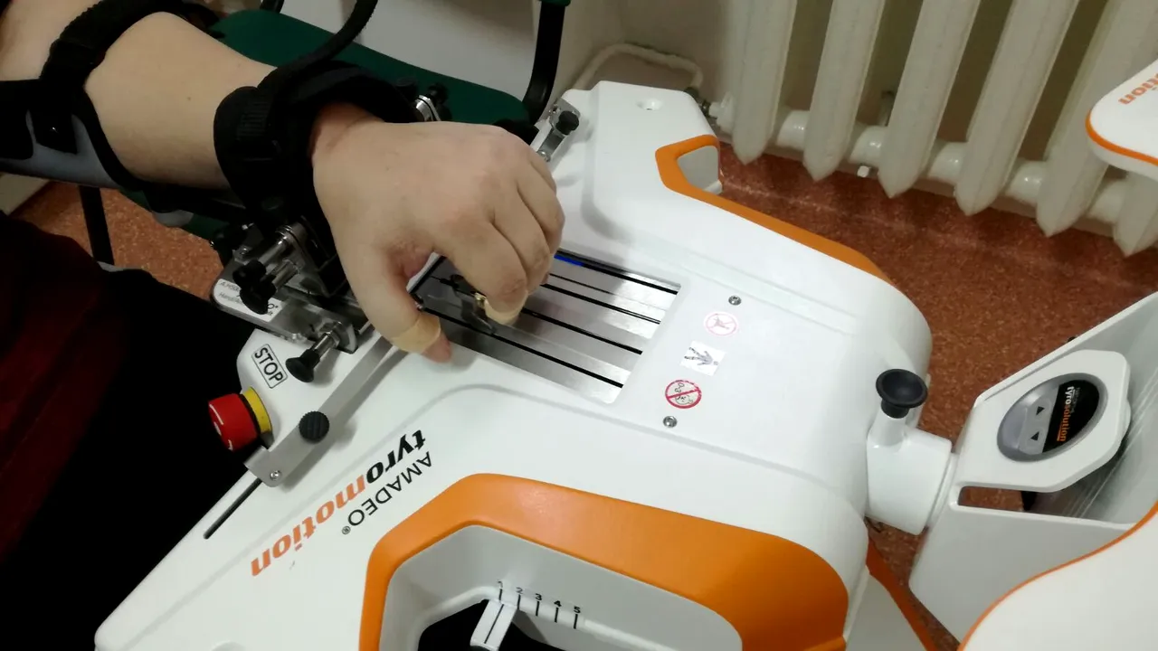 GALERIE FOTO Un robot achiziţionat de Spitalul de Recuperare din Iaşi îi ajută pe bolnavii din zona Moldovei să îşi recupereze mobilitatea mâinii