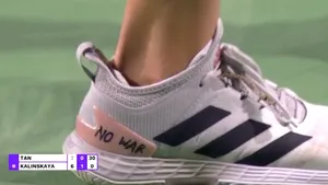 Jucătoarea rusă Anna Kalinskaya poartă pantofi inscripţionaţi cu „No war” la Indian Wells