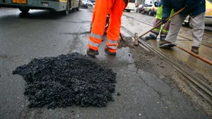 Drumarii dintr-un municipiu asfaltează iarna gropile folosind butelii cu arzător