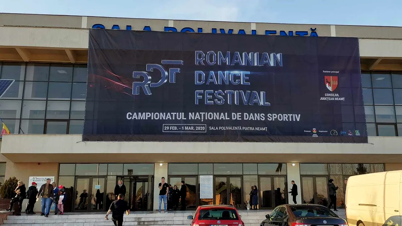 Peste 1.000 de concurenţi participă la Campionatul Naţional de Dans Sportiv de la Piatra Neamţ. Participanţii nu sunt speriaţi de coronavirus | GALERIE FOTO