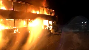 Circulaţie întreruptă pe o bandă a A1, în judeţul Sibiu, incendiu la un autocar