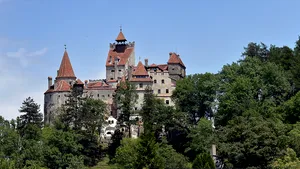 Maraton de vaccinare COVID, pe teritoriul lui Dracula. Experienţă turistică după imunizare, în „camera de tortură” de la Castelul Bran