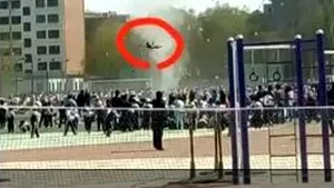 Minitornade în curtea unei şcoli din China. Mai mulţi copii, luaţi pe sus de curenţii puternici - VIDEO