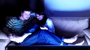 STUDIU: Cuplurile care vizionează filme romantice au relaţii mai durabile