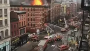 Explozia şi incendiul de amploare din New York, soldate cu 19 răniţi, efectul unor scurgeri de gaz. Două persoane sunt date dispărute - VIDEO