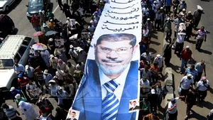 Egipt: Forţele de ordine au utilizat gaze lacrimogene, la Cairo, împotriva susţinătorilor lui Morsi. Aceştia fac apel la continuarea manifestaţiilor