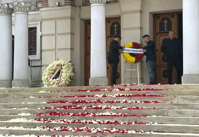 DOLIU UPDATE: Mircea Lucescu este înmormântat astăzi cu onoruri militare. La Biserica Sf. Elefterie se pun petale de trandafiri pe scări