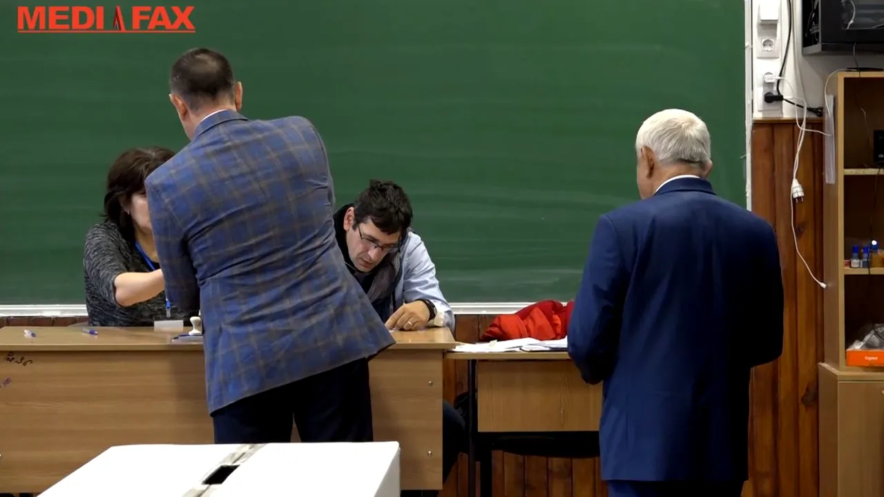 Social-democraţii la vot. Fifor: În seara aceasta vom putea rescrie istoria acestei ţări/ Daea: În primul rând am pus ştampila. VIDEO