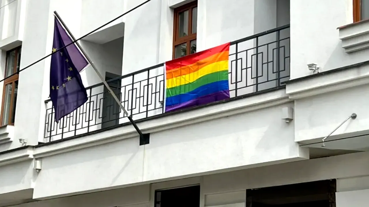 Drapelul LGBT a fost arborat pe clădirea Delegației UE în Republica Moldova, pentru a marca Ziua internațională împotriva Homofobiei