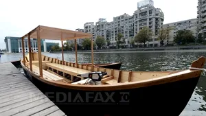 REPORTAJ: Lotcă solară, dintr-un atelier din Deltă, la Bucureşti. Ultimii marangozi caută ucenici - FOTO