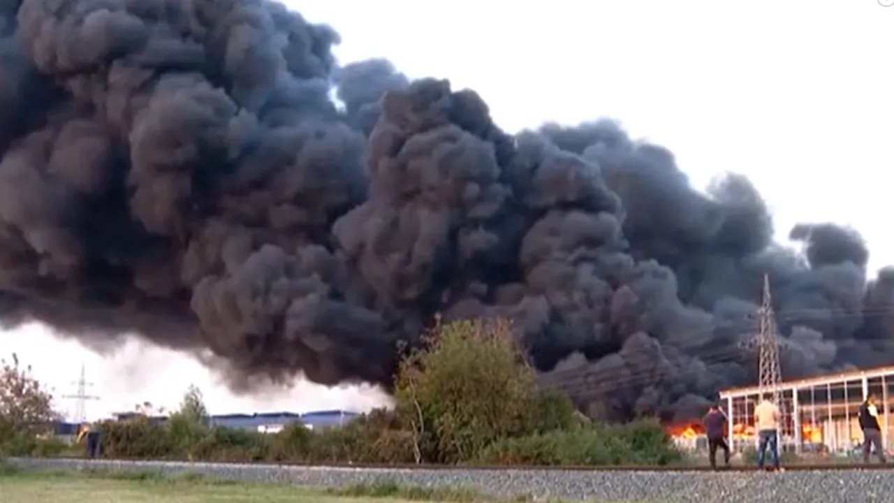 Incendiu uriaş într-o fabrică de mase plastice: fum negru deasupra oraşului Osijek

