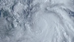 Vietnam evacuează mii de persoane și închide aeroporturi pe măsură ce taifunul Bualoi se apropie