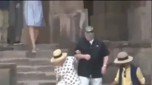 Hillary Clinton s-a împiedicat de două ori pe scările unui palat din India, la şase luni după un alt incident în care şi-a rupt un deget de la picior | Video