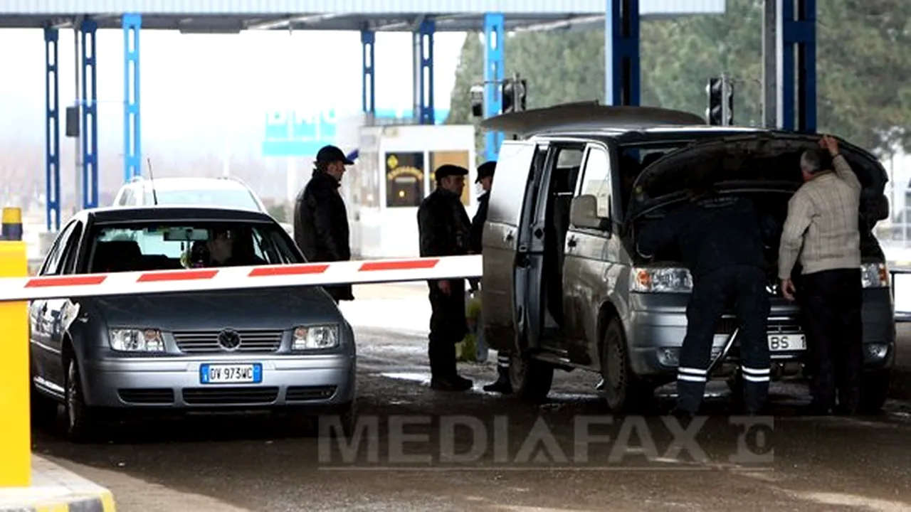 Coloane de maşini la ieşirea din ţară: La punctul de trecere a frontierei de pe autostrada Nădlac-Arad se aşteaptă chiar şi o oră şi jumătate 