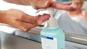 Folosirea excesivă a gelurilor dezinfectante are efecte adverse asupra pielii. Sfaturile dermatologului