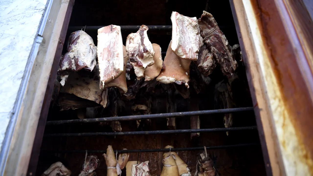 Patru membri ai aceleiaşi familii, suspecţi de botulism după ce au mâncat şuncă de porc