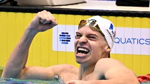 Înotătorul francez Leon Marchand doboară recordul de 15 ani al lui Phelps la Mondiale