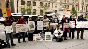 Protest săptămânal faţă de proiectul Roşia Montană la casa miliardarului John Paulson din New York