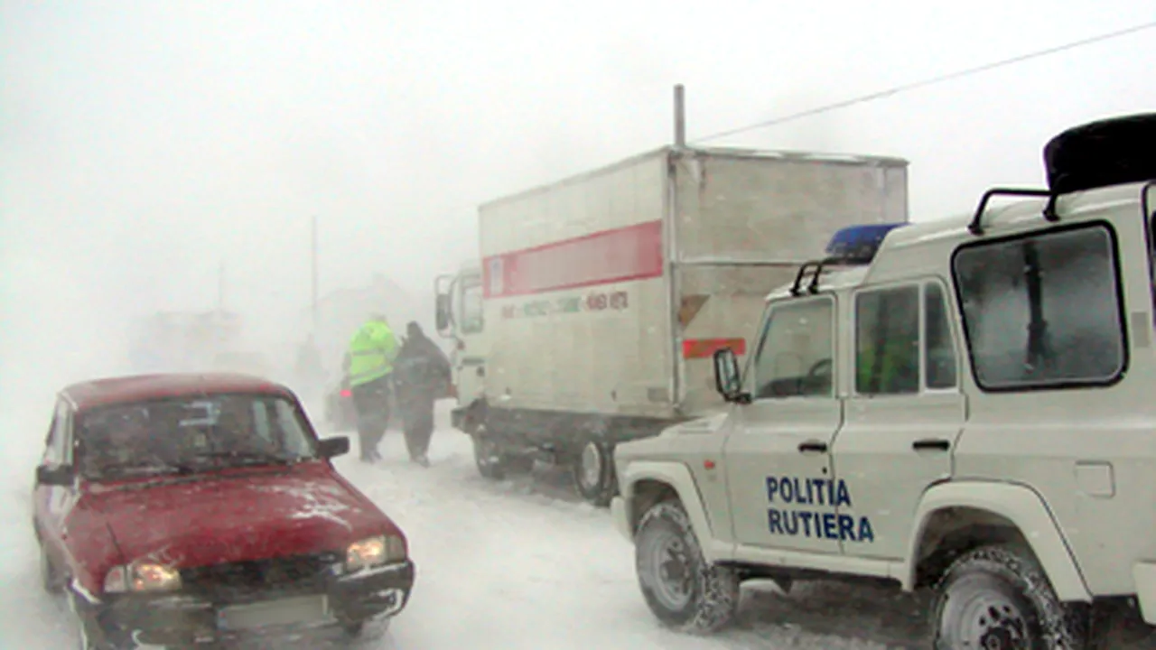 Circulaţia rutieră în Pasul Tihuţa, blocată de zăpadă şi viscol (Video)
