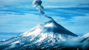 Vulcanul Pavlof din Alaska erupe şi trimite în atmosferă o coloană de cenuşă de 11 kilometri - VIDEO 