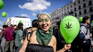 Crezi că marijuana te ajută să dormi? Efectul neașteptat al cannabisului asupra somnului și viselor