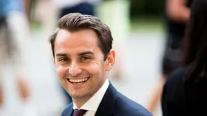 Măcel la Cancelaria Guvernului Bolojan. Miniștrii cu permis or să-și conducă singuri mașinile (care vor fi doar Dacia), gata cu chelnerii și gata și cu bufetul de după ședințe