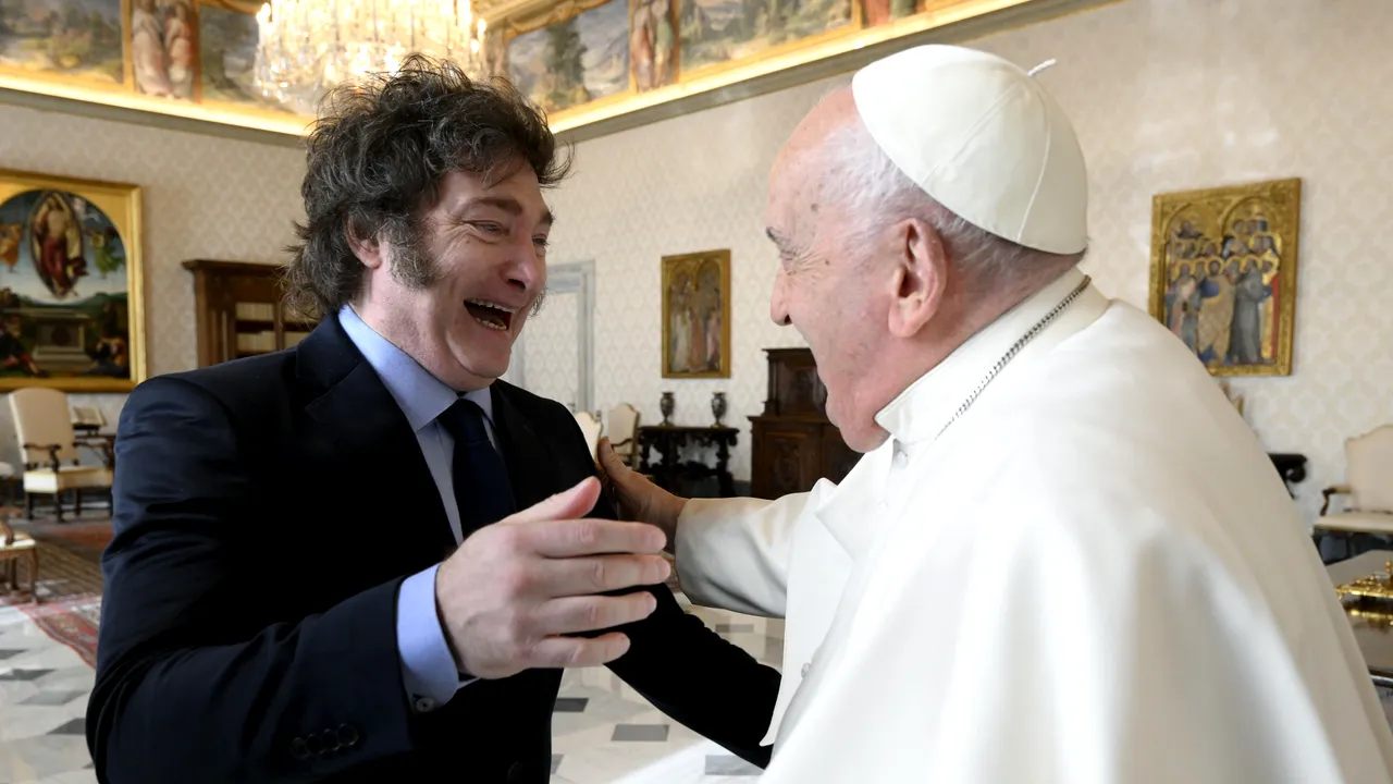 Preşedintele Argentinei i-a dus Papei Francisc produse de patiserie şi biscuiţi