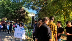 Dăncilă, aşteptată la deschiderea anului universitar de câţiva protestatari cu pancarte: „Ghiţă e în Serbia, nu la Ploieşti” 