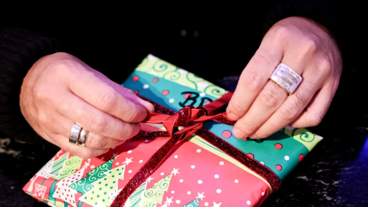 6 idei de cadouri de Crăciun sub 150 lei, utile, în trend, pentru copii, bărbați și femei