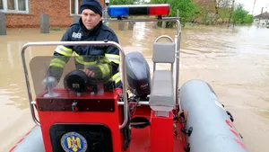 VIDEO Cod roşu de inundaţii în Satu Mare: 100 de oameni evacuaţi, sute de oi moarte sau dispărute