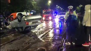 Un bărbat s-a răsturnat cu maşina pe un bulevard din Bucureşti. Şoferul era în stare de ebrietate